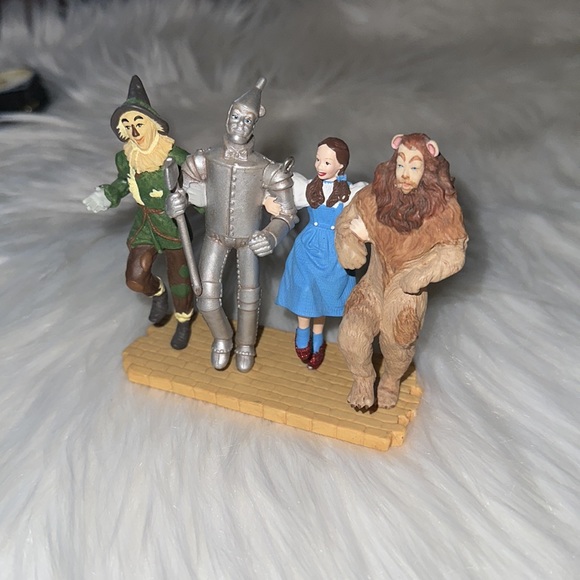 Hallmark Wizard of Oz 2005 “Off To See The Wizard” Ornament” - Picture 3 of 7